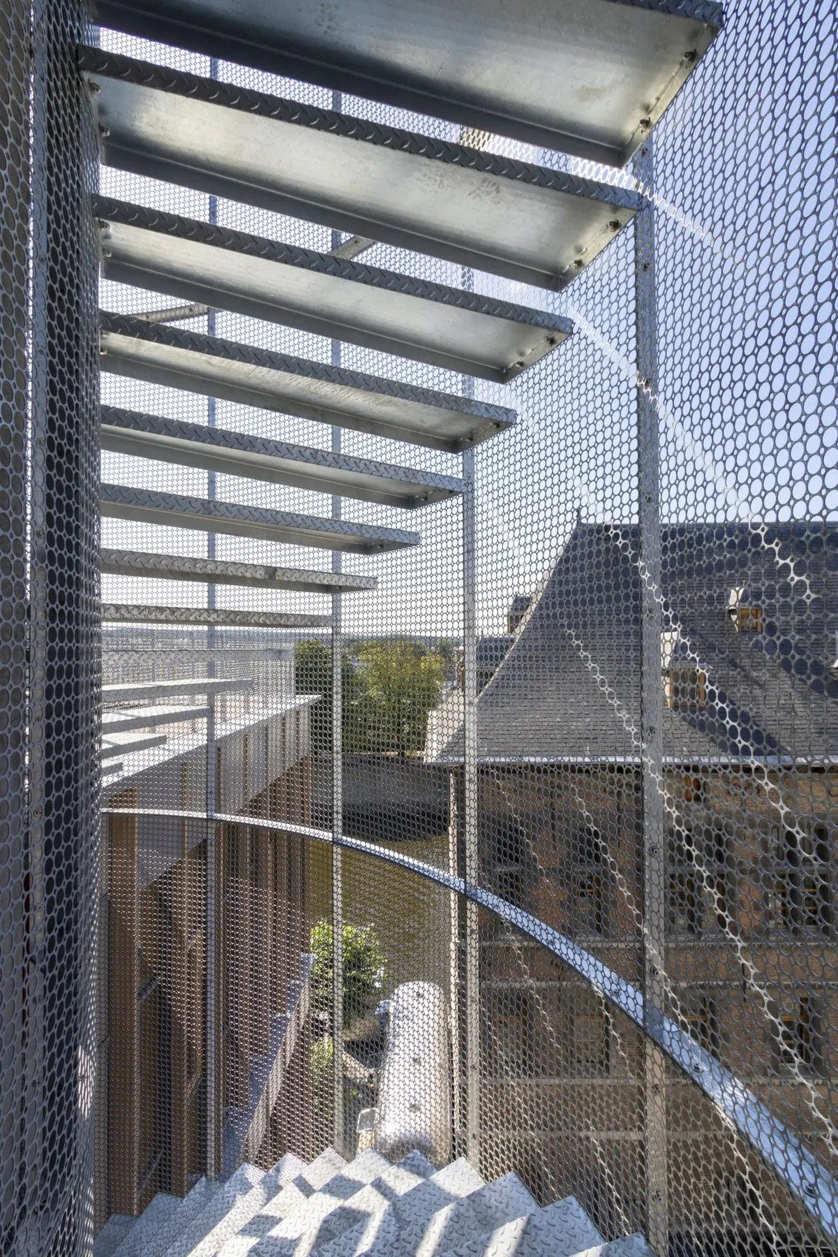 17027 Maison de la Province Namur – Escalier de secours et escalier suspendu (7)